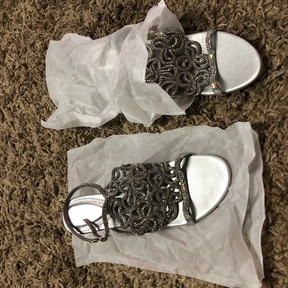 SOLD. Sparkly silver shoes - Picture 5 of 6